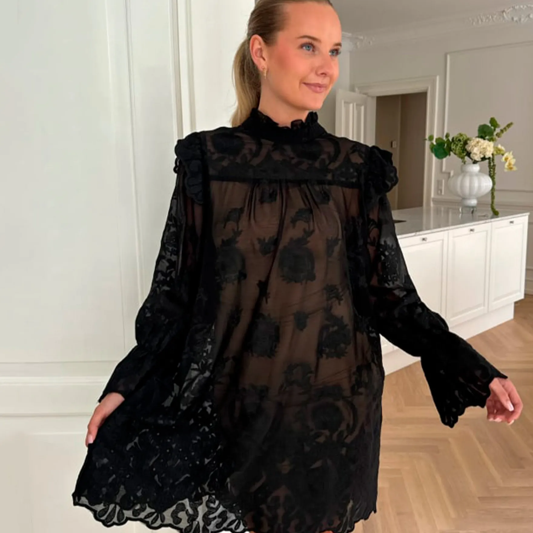 Ellinoric lace dress