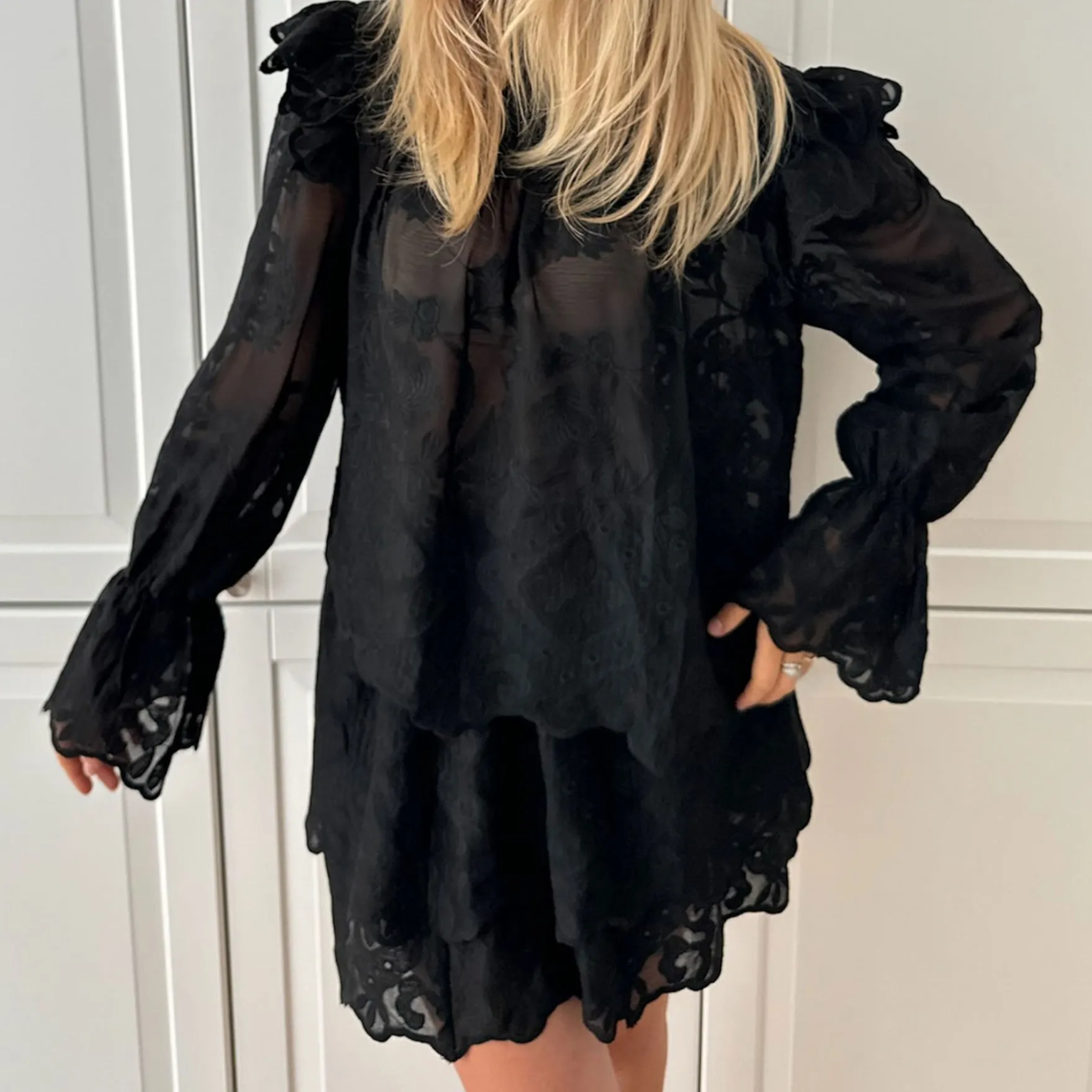 Ellinoric lace mini skirt