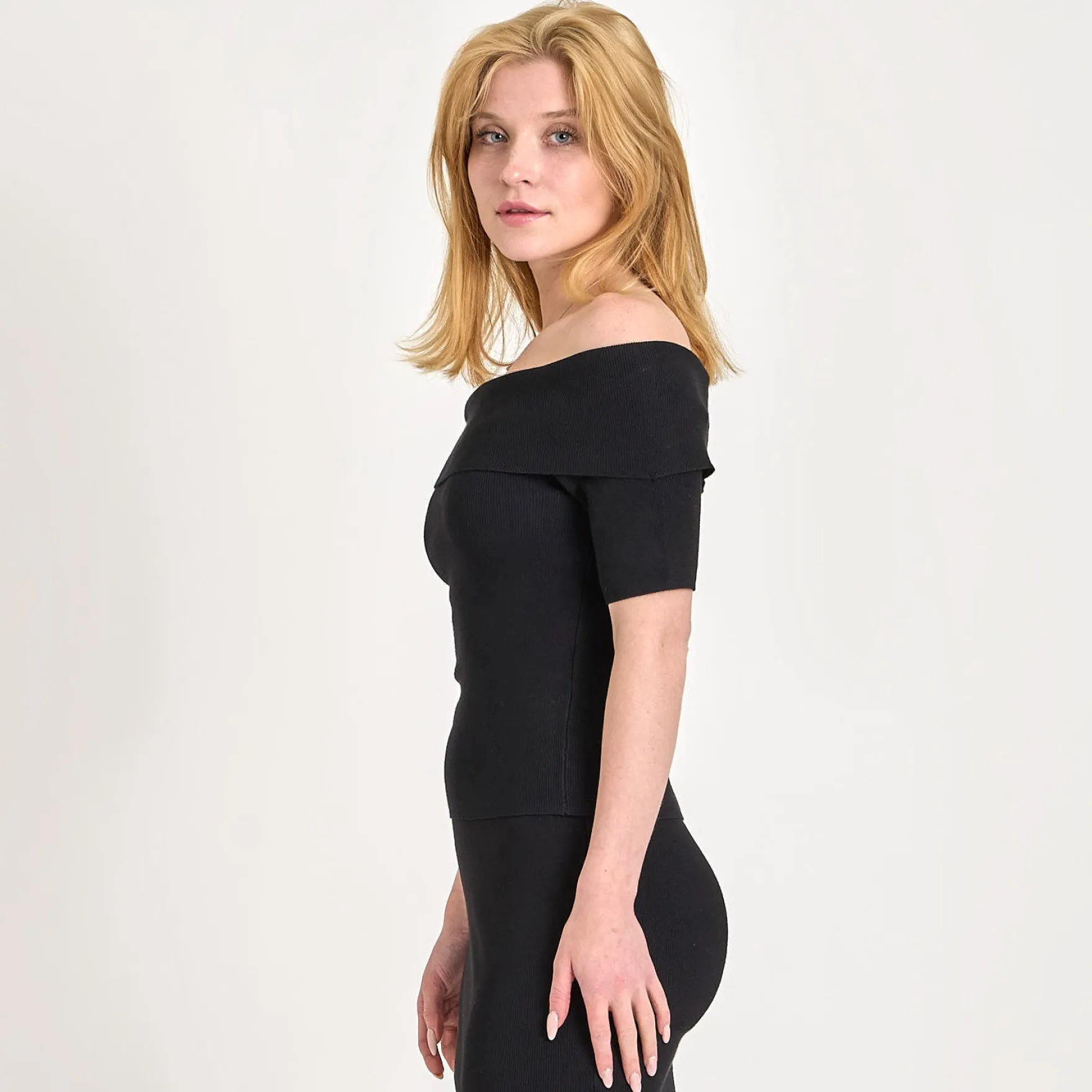 Melanie offshoulder