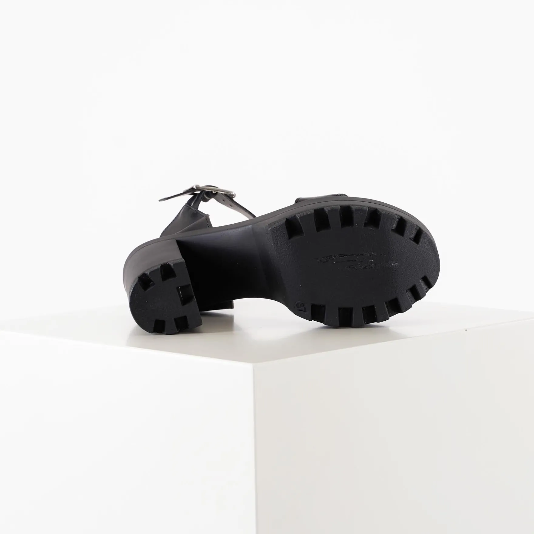 Psede leather sandal