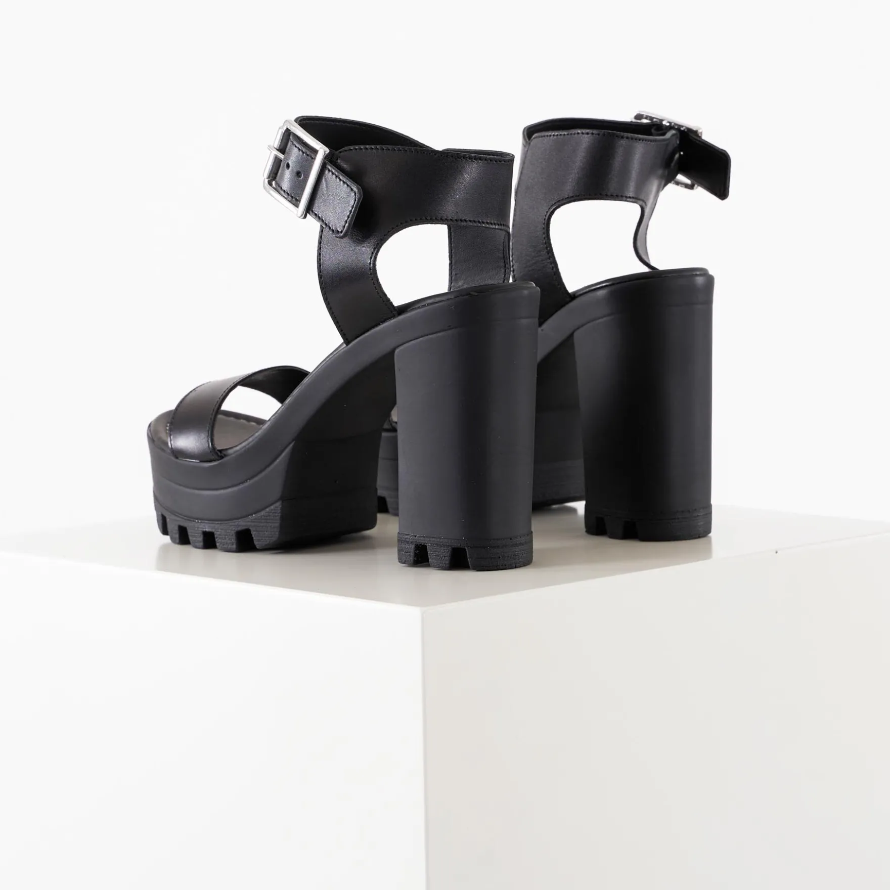 Psede leather sandal