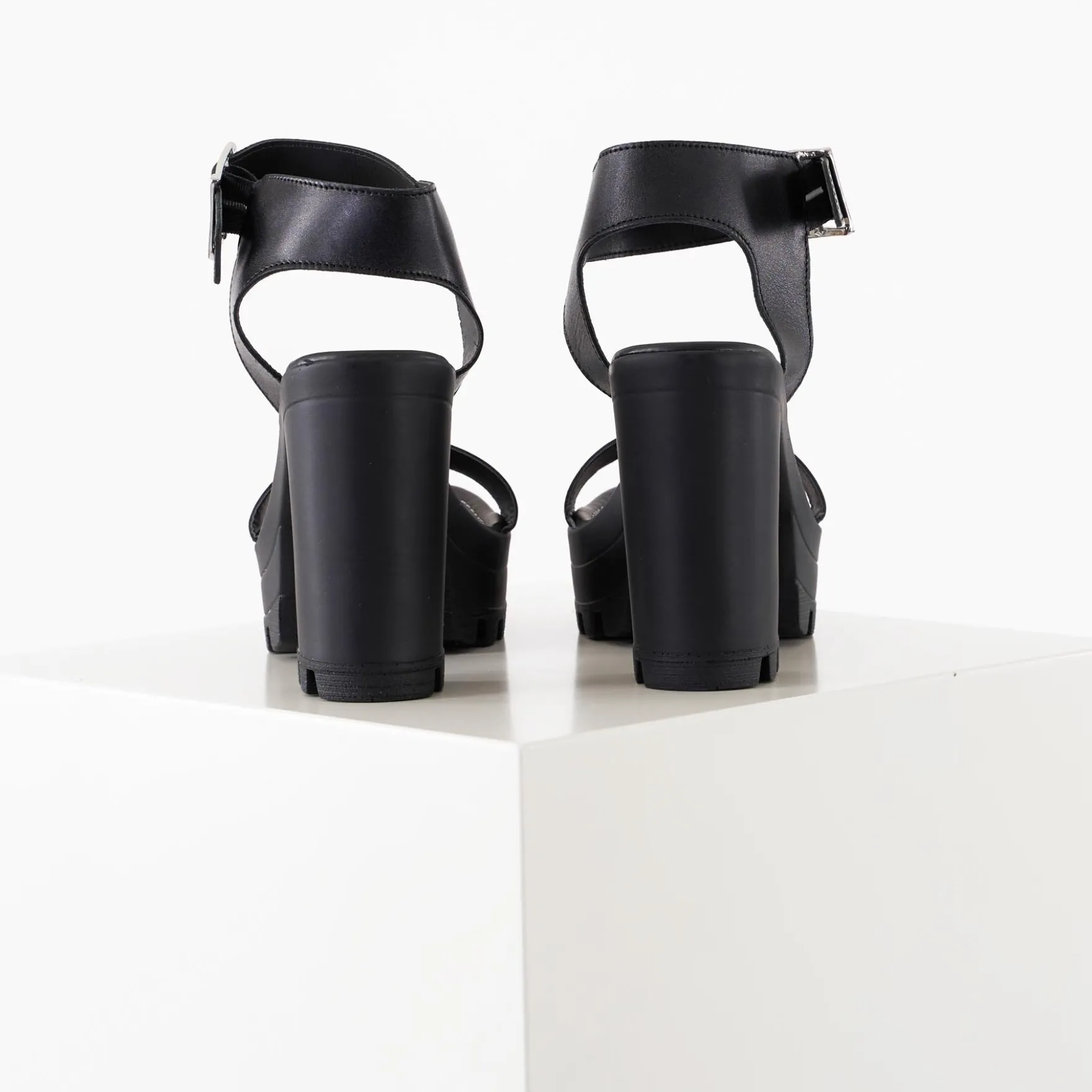 Psede leather sandal