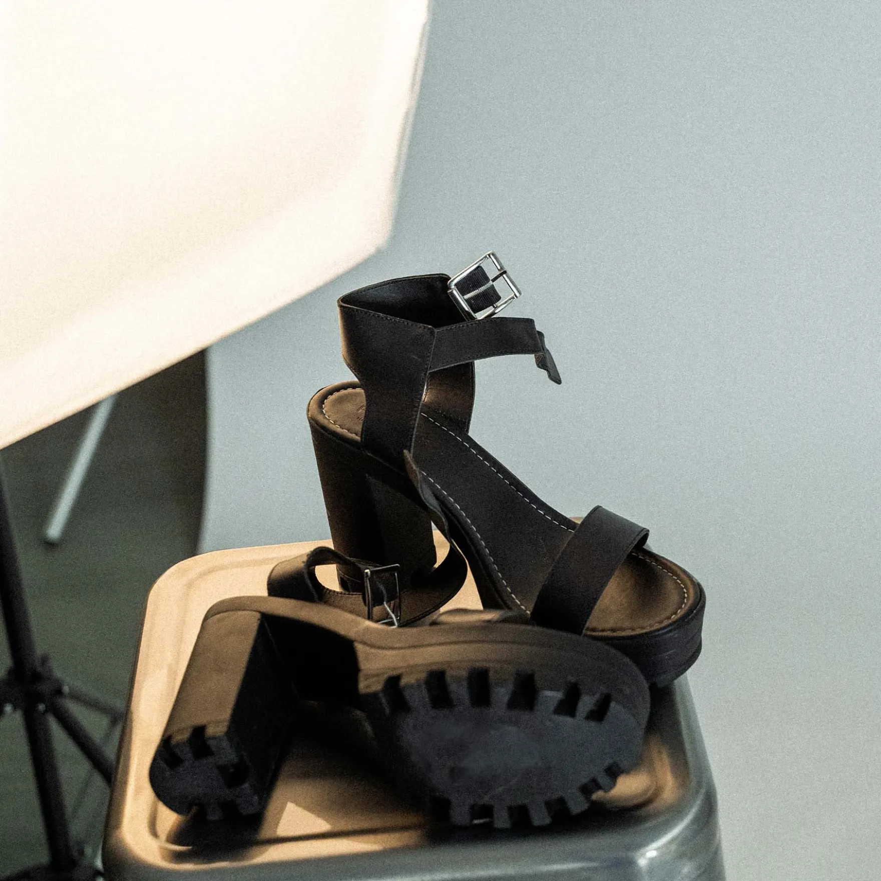 Psede leather sandal