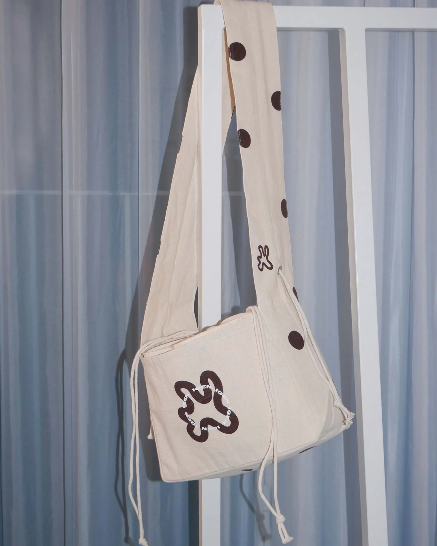 Shopper ruffle brown dots