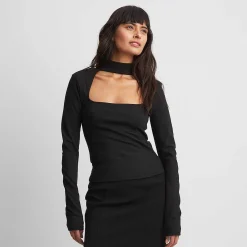 Square neck choker detail top