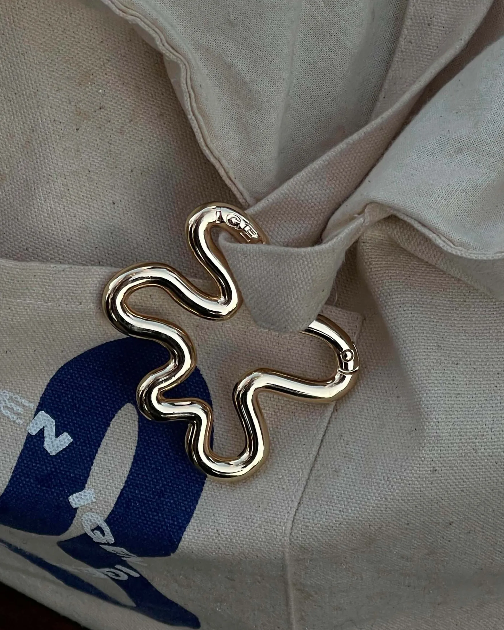 Swirl hook