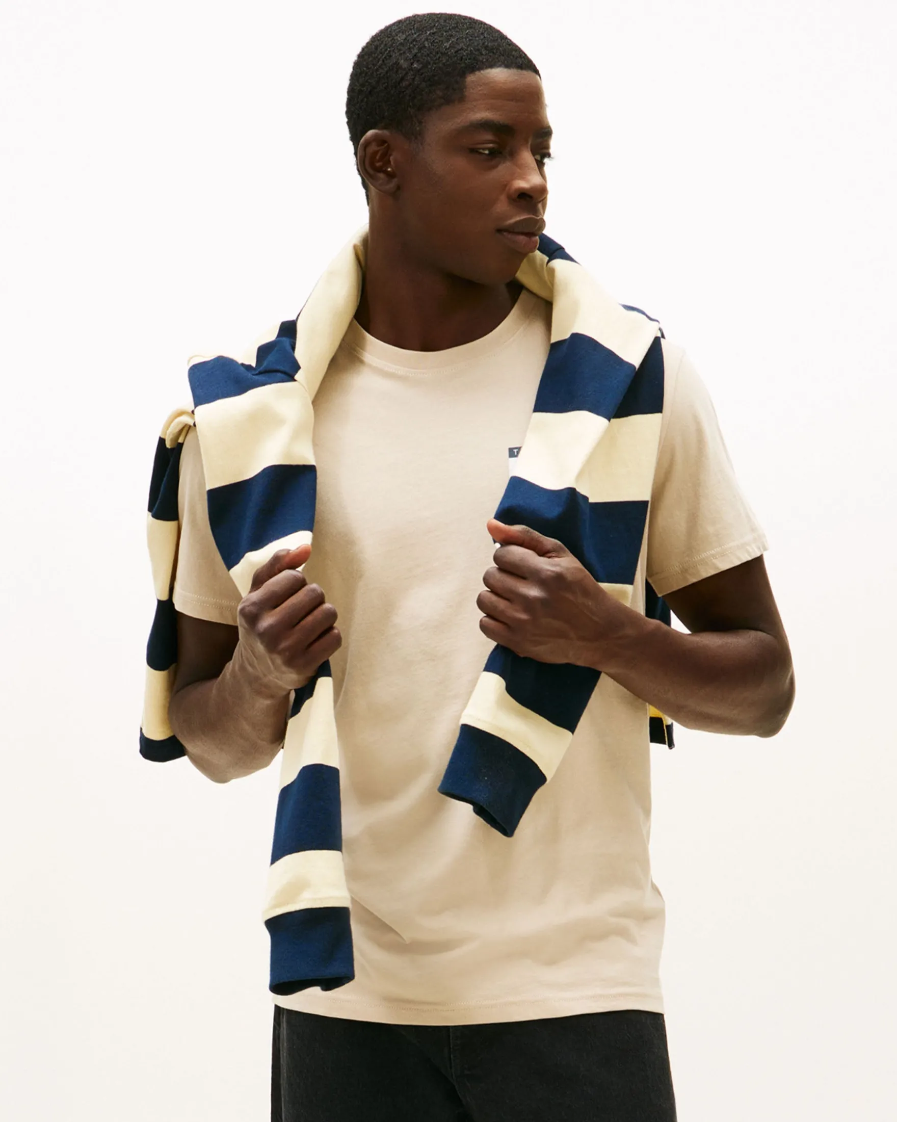 TJM ESSENTIAL FLAG TEE